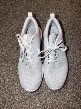 Nike Women’s Pale Gray Mesh Golf Sneakers